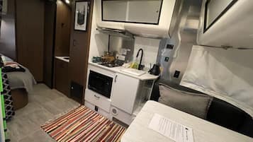 1 makuuhuone, työpöytä, Wi-Fi, vuodevaatteet