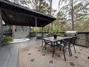 Outdoor dining - Adventure Cabin 1with 2 Queen Beds (Eureka Springs)