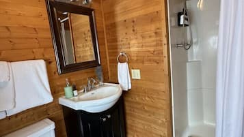 Badekar, hårtørrer, håndklæder