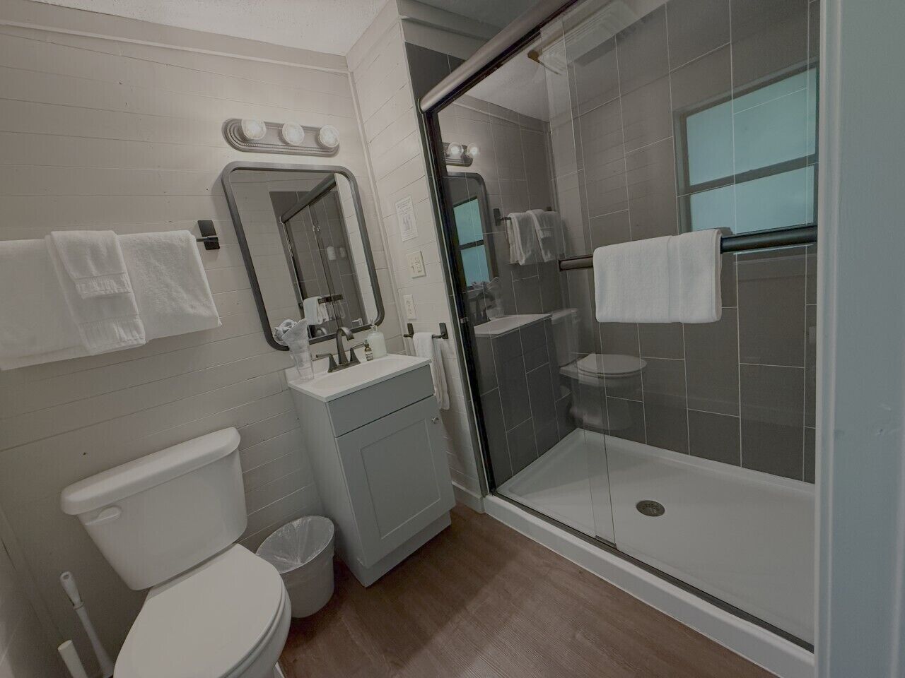 Bañera, secador de pelo, toallas