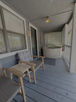 Terrace/patio - Adventure Cabin 1with 2 Queen Beds (Eureka Springs)