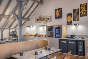 Se ofrece un desayuno bufé (15 EUR por persona)