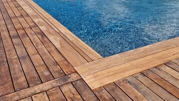 Piscine extérieure (ouverte en saison), parasols de plage