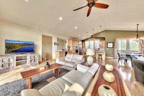 TV a schermo piatto, caminetto, videogiochi, libri