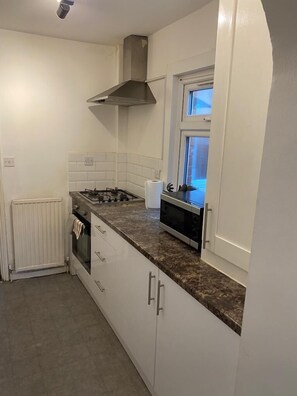 Appartement | Cuisine privée | Réfrigérateur grande capacité avec congélateur, un four