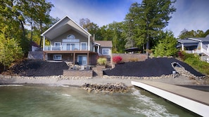 Exterior - Just Bluffin': Keuka Lake Luxury Rental + Hot Tub! Close to Wineries (Penn Yan)