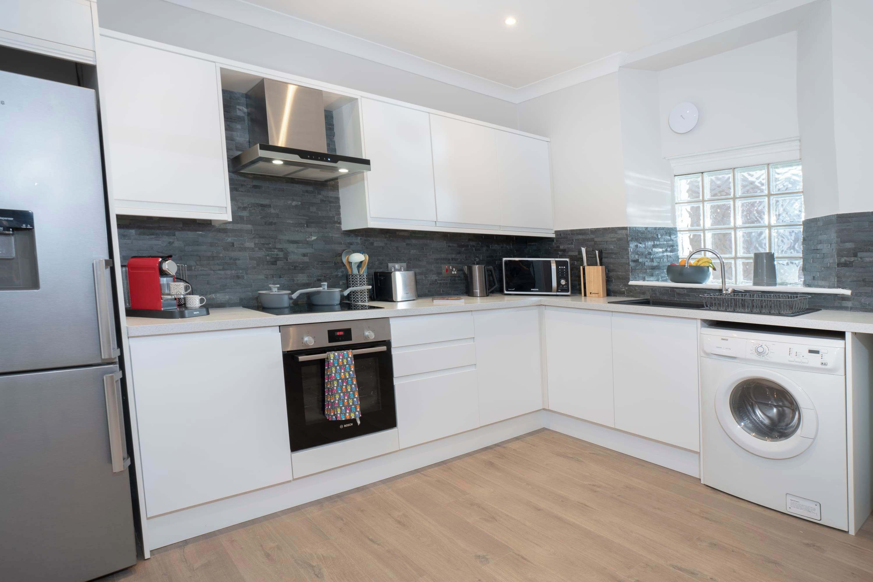 Geladeira, micro-ondas, fogão, cooktop