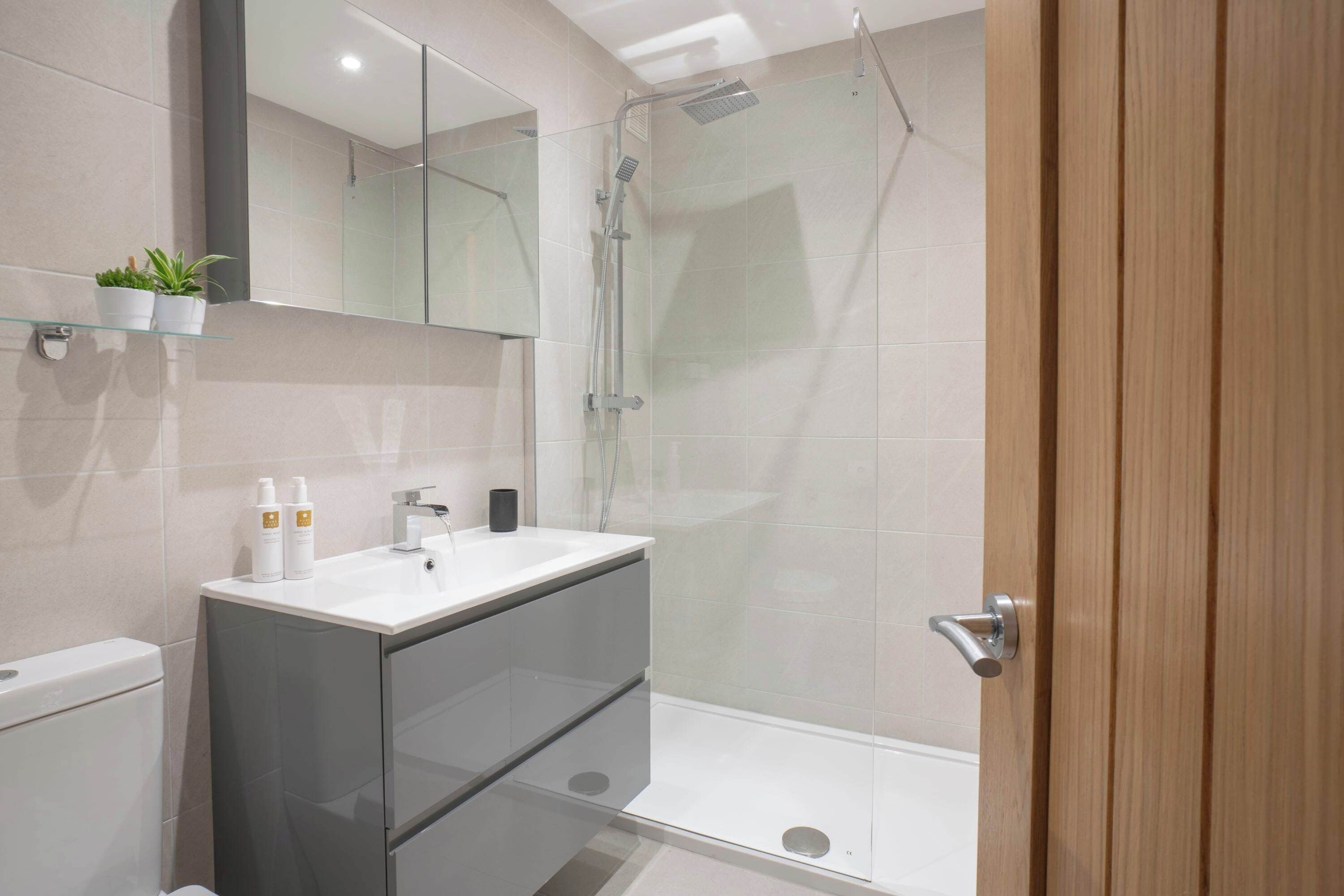 Badewanne, Haartrockner, Handtücher