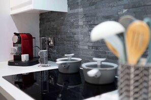 Jääkaappi, mikroaaltouuni, uuni, liesi