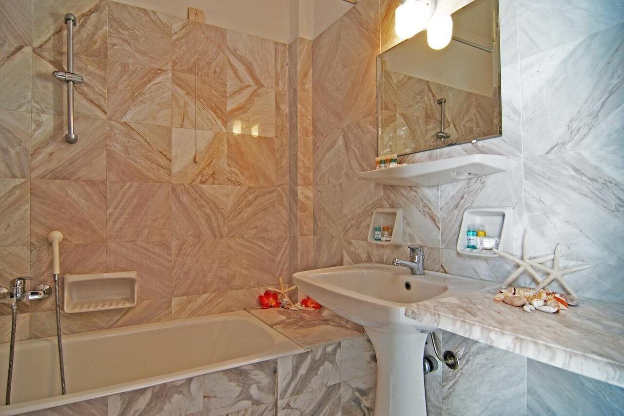 Une salle de bain avec une baignoire, un lavabo et une douche.