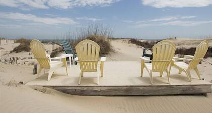 Witches Bikini! Oceanfront Fantastic views, pool, shuffleboard, 4x4 required