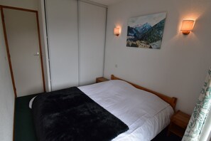 3 chambres, fer et planche à repasser