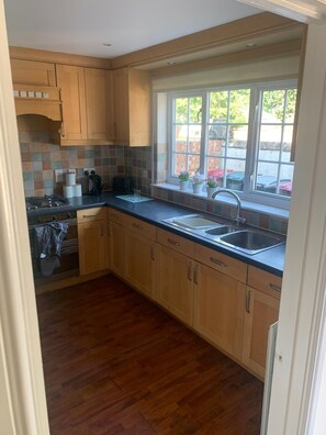 House | Private kitchen | Fridge, microwave, cookware/dishes/utensils - 3 bedroom house in Reading (Reading)