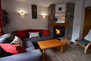 TV, fireplace - Claret 2 Apt 12 - Four Bedroom Apartment, Sleeps 10 (Vaujany)