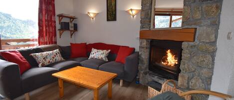 TV, fireplace