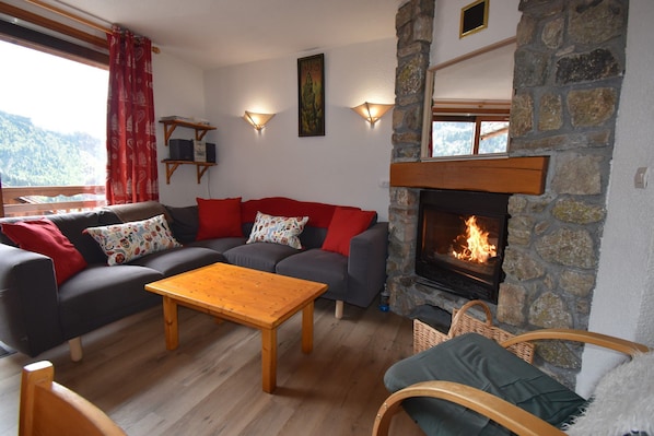 TV, fireplace - Claret 2 Apt 12 - Four Bedroom Apartment, Sleeps 10 (Vaujany)