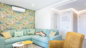 A modern living room with a light blue sofa, a yellow armchair, and a small white table. - Spacious ground floor apartment with large terrace and sea views in Costa Adeje (Adeje)