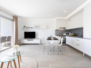 Fridge, microwave, oven, dishwasher - Beautiful Holiday Home with partial sea view in Costa Adeje (Adeje)