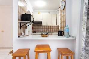 Microwave, stovetop, coffee/tea maker, cookware/dishes/utensils - Home2Book Sunny Retreat Los Cristianos, Pool (Arona)