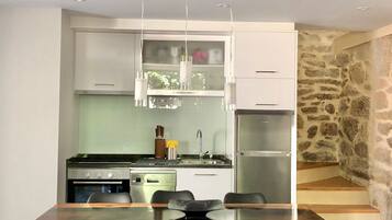 Een koelkast, een oven, een kookplaat, een vaatwasser