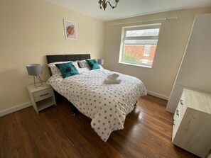 Apartment | 3 bedrooms, iron/ironing board, free WiFi, bed sheets