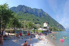 In Strandnähe, Liegestühle, Strandtücher