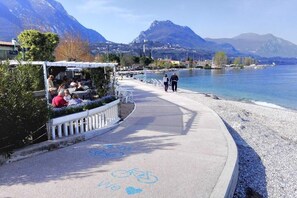 In Strandnähe, Liegestühle, Strandtücher