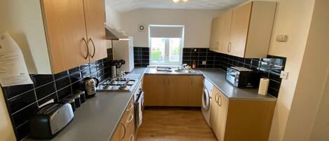 Lejlighed | Privat køkken | Køleskab, mikrobølgeovn, køkkentøj/tallerkener/redskaber