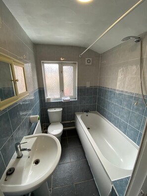 Appartement | Salle de bain | Articles de toilette gratuits, serviettes fournies, papier toilette