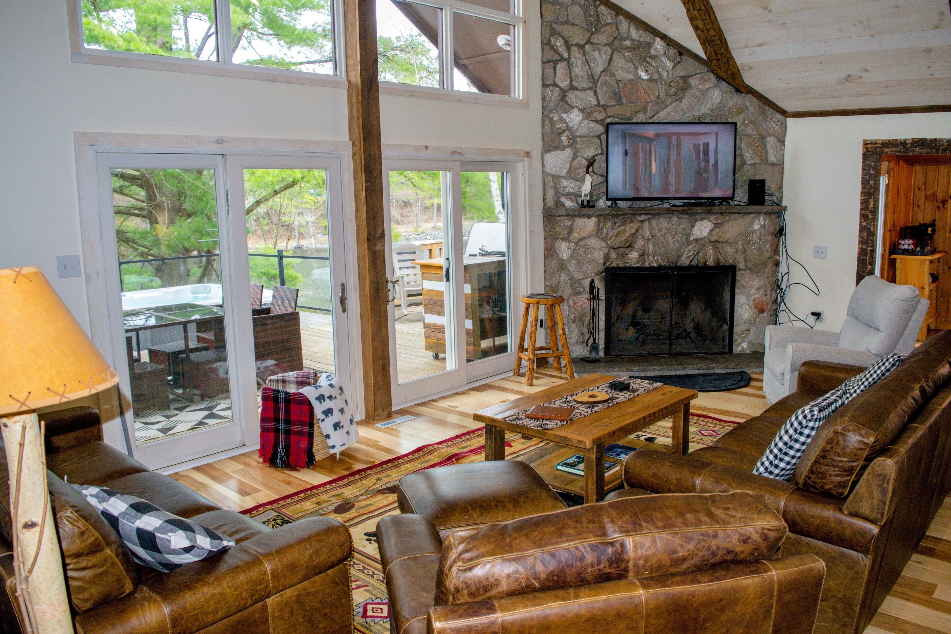 Smart TV, chimenea, tenis de mesa y estéreo 