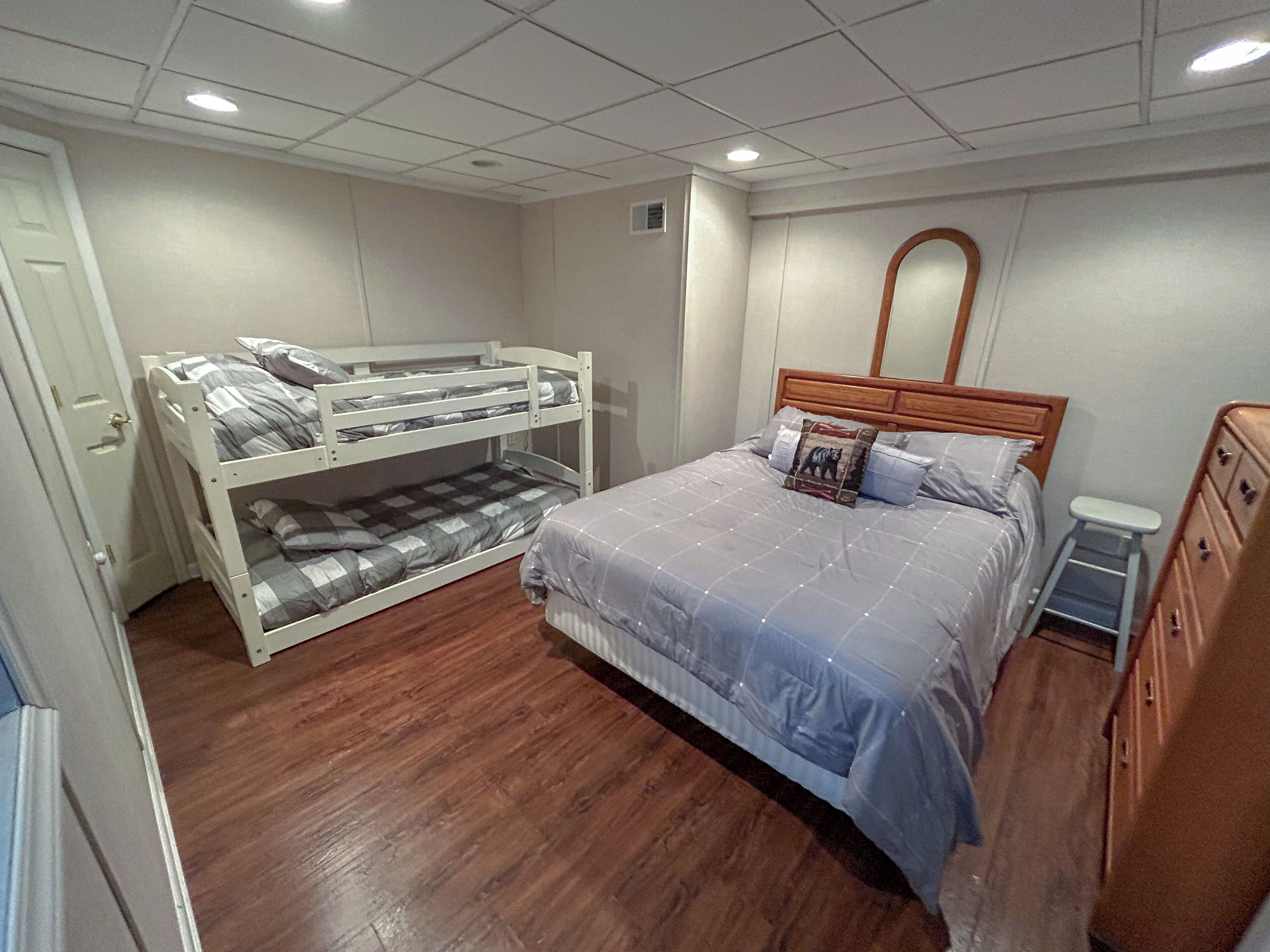 5 soverom, safe på rommet, strykejern/-brett og reiseseng for barn