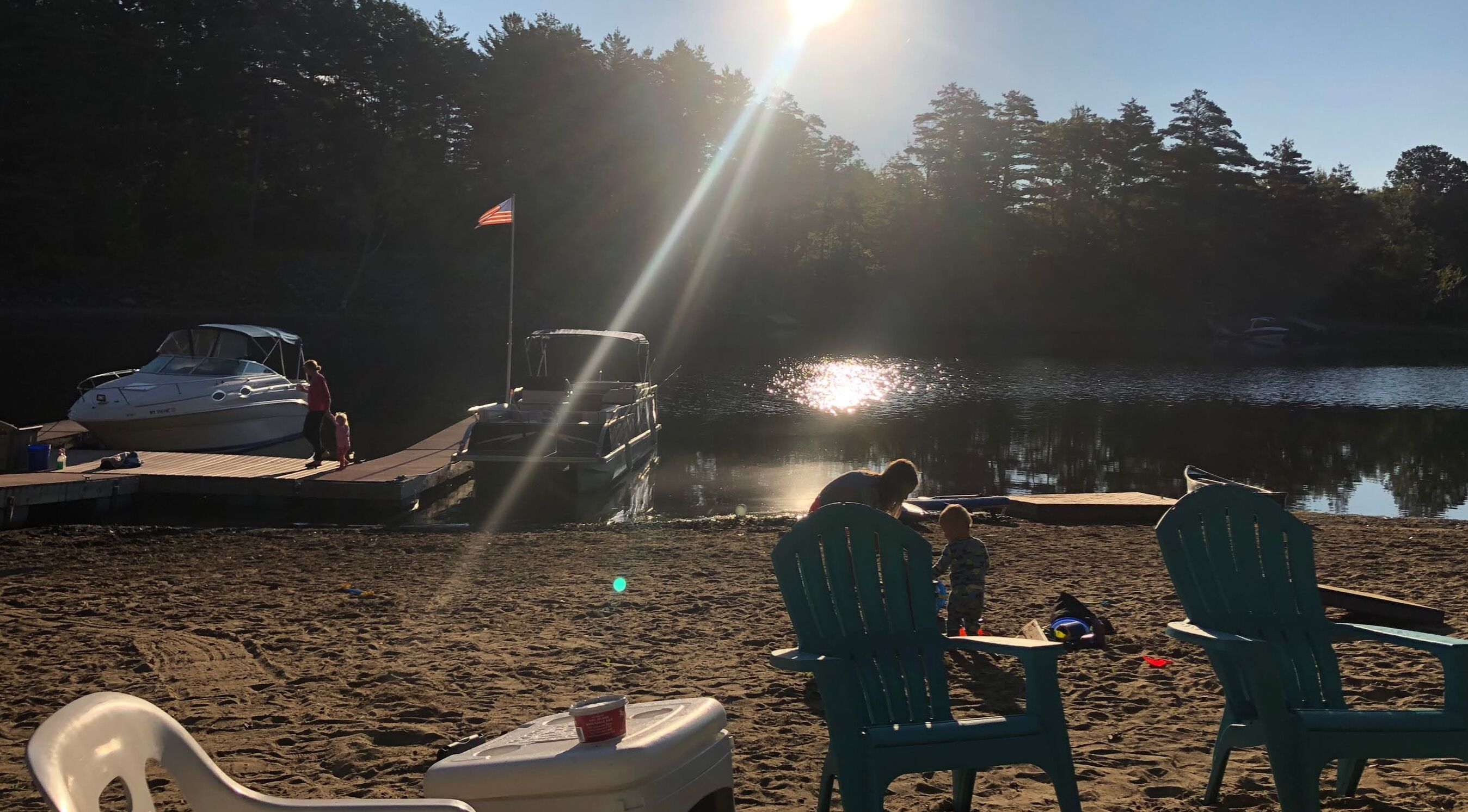 Ranta lähistöllä, aurinkotuoleja, rantapyyhkeitä