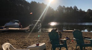 Nær stranden, solsenger og strandhåndklær