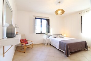 2 bedrooms, iron/ironing board, internet, bed sheets