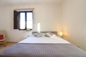 2 chambres, fer et planche à repasser, accès Internet, draps fournis