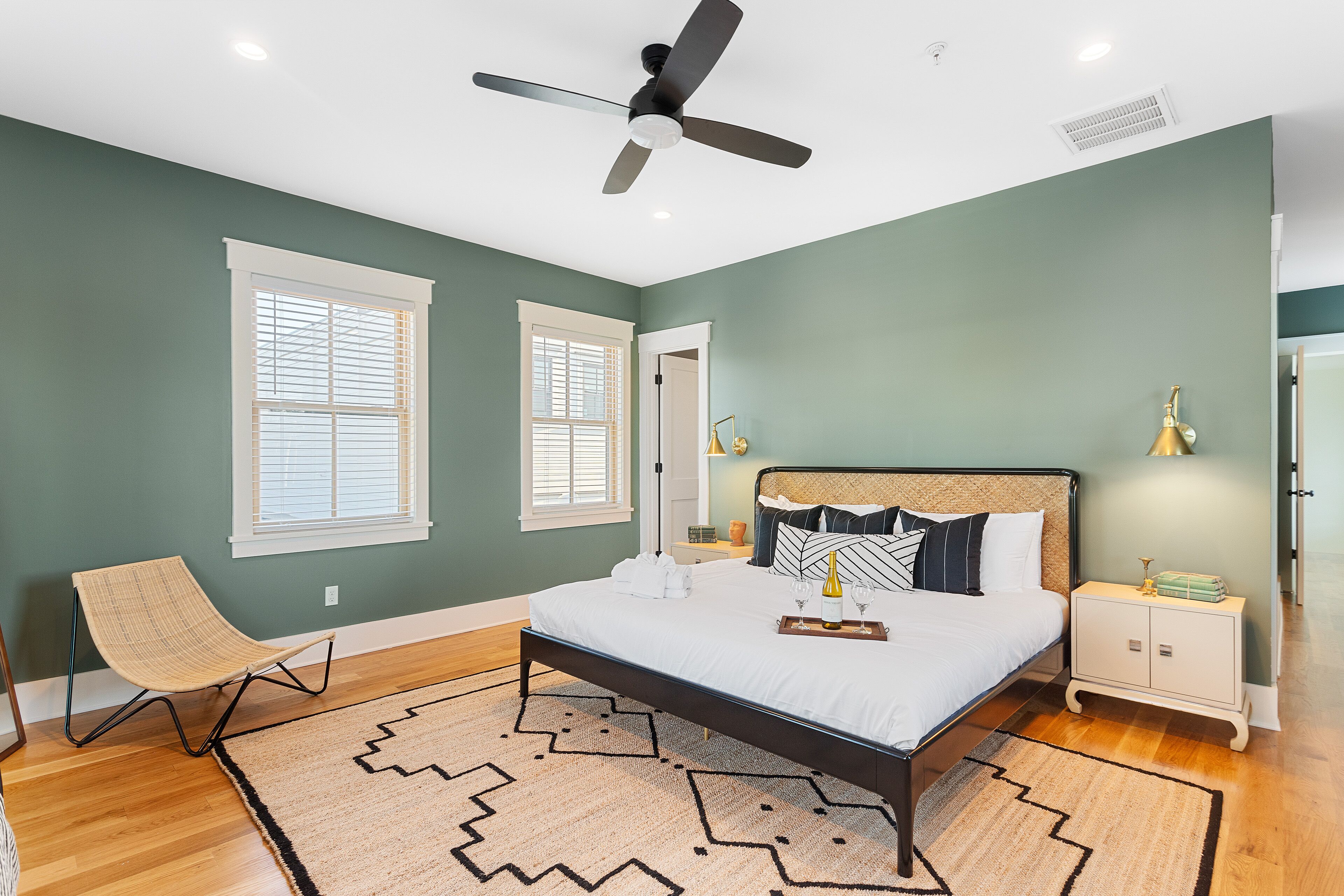 Saint Helena | Walk 2 Min. to King St. Restaurants