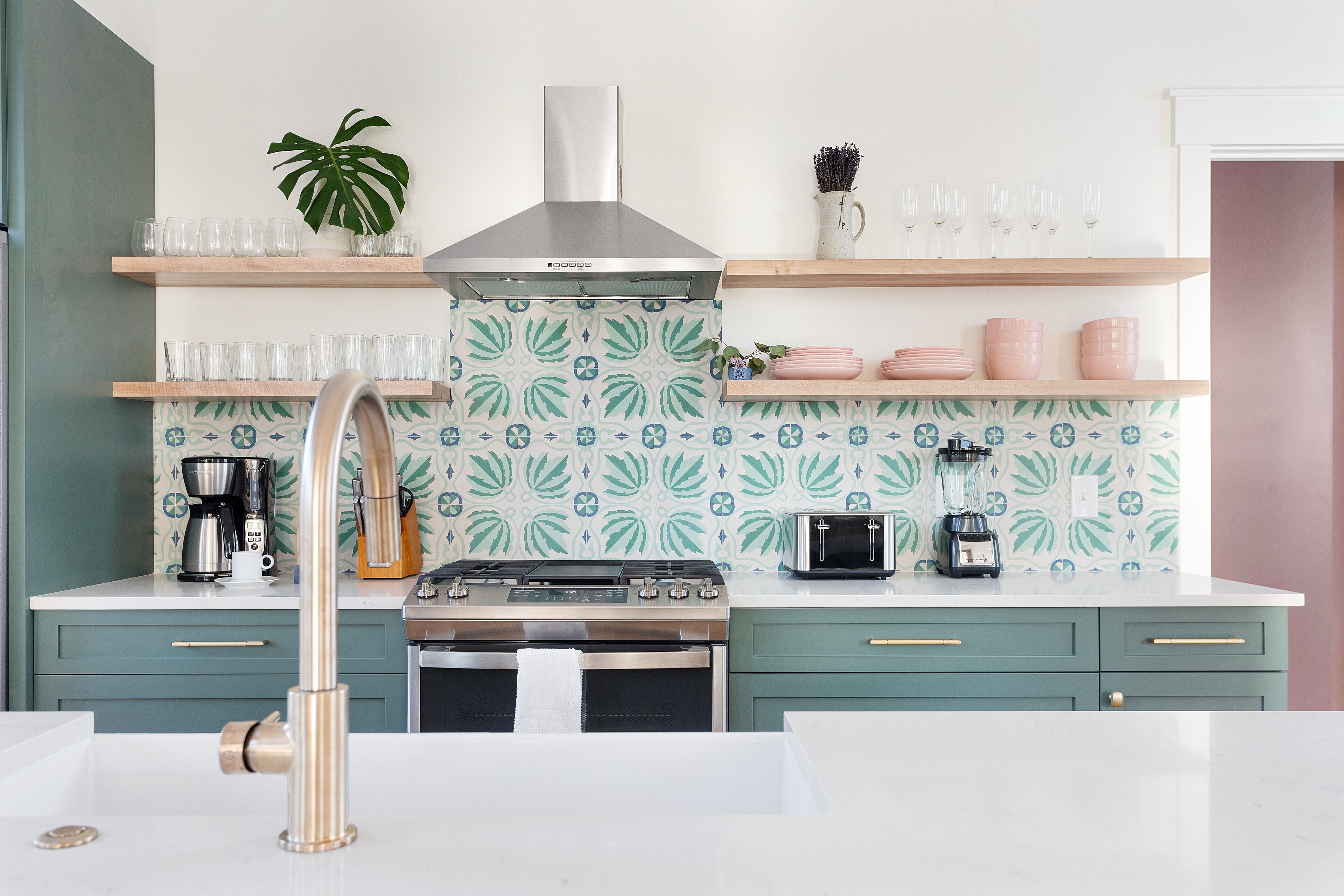 Saint Helena | Walk 2 Min. to King St. Restaurants