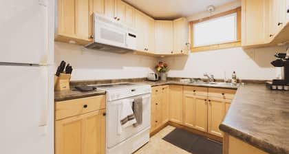 Ground-Level Carriage House ★ Short Walk to Forsyth Park ★ Prime Location