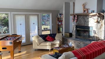 Caminetto, videogiochi, lettore DVD, tavolo da calcetto