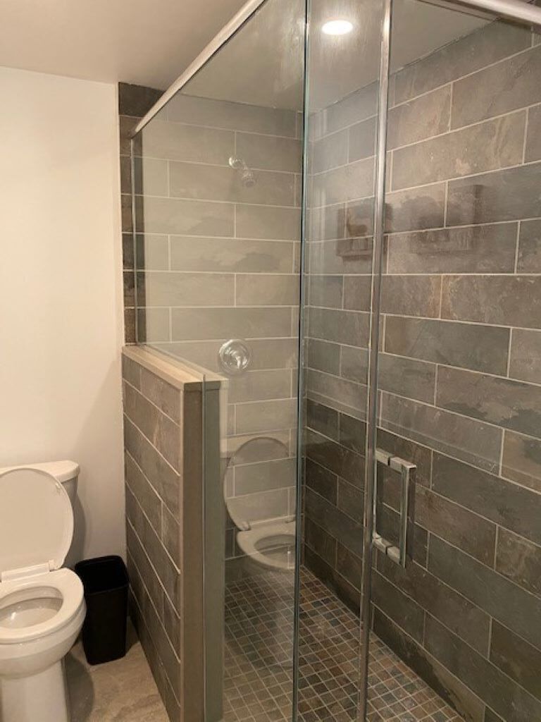 Duschwanne, Handtücher, Seife, Toilettenpapier