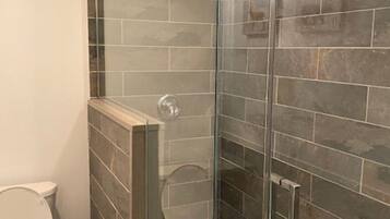 Duschwanne, HandtĂŒcher, Seife, Toilettenpapier