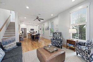 Una chimenea, un reproductor de DVD