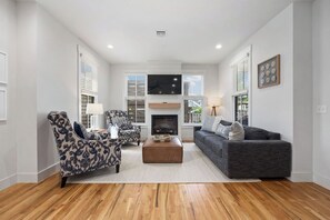 Una chimenea, un reproductor de DVD