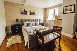 6 bedrooms, iron/ironing board, travel cot, free WiFi - The Vestry Stunning Chapel with Hot Tub (Oxenhope)