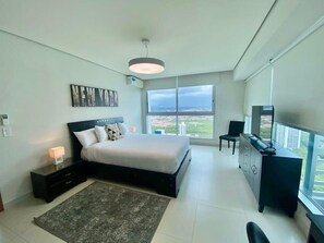 1 slaapkamer, een bureau, een strijkplank/strijkijzer, wifi