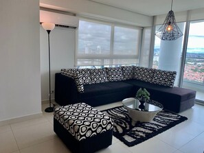 Een televisie en een kantoor