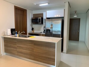 Réfrigérateur, micro-ondes, four, plaque de cuisson