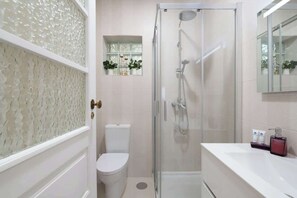 Ensemble douche/baignoire, sèche-cheveux, serviettes fournies, shampoing