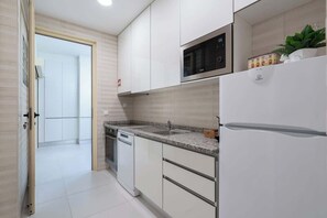 Refrigerador, microondas, horno y parrilla de estufa 