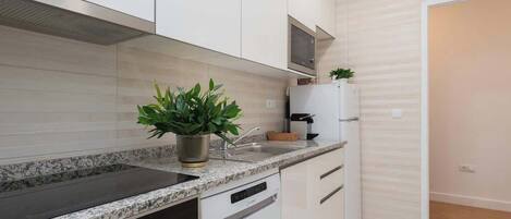 Frigorifero, microonde, forno, piano cottura